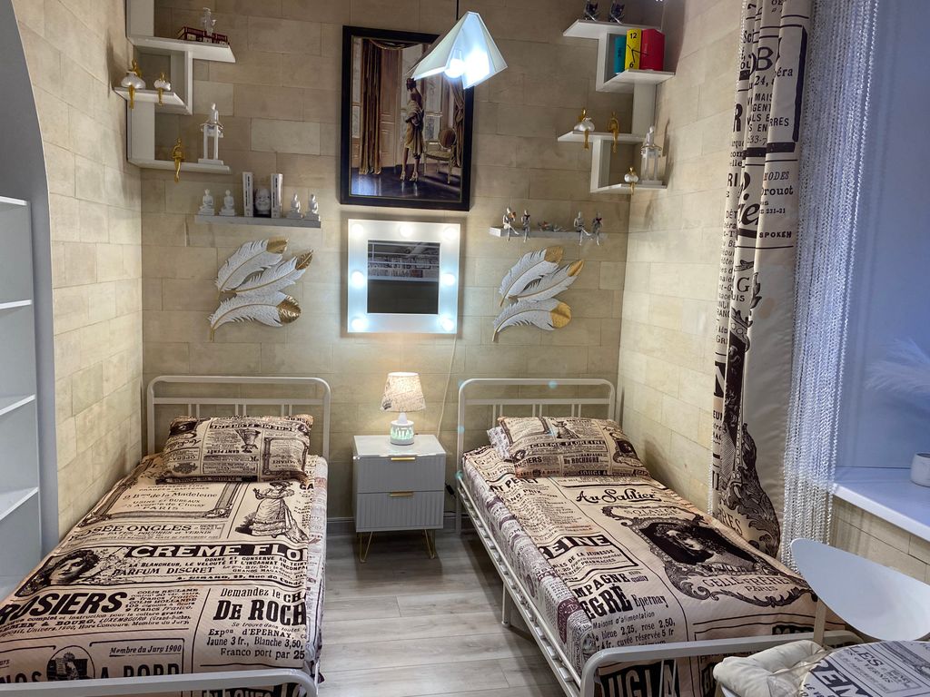 Ворота Солнца — Двухместный номер с 2 отдельными кроватями эконом номер Книга с красивым видом на центр города