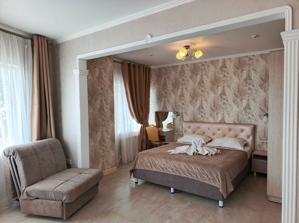 Лидия — Трёхместный номер полулюкс 1 с видом на море