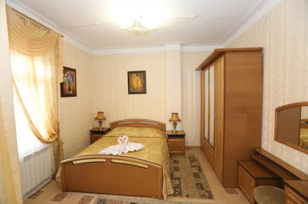 Лидия — Четырёхместный номер люкс улучшенный двухкомнатный №9
