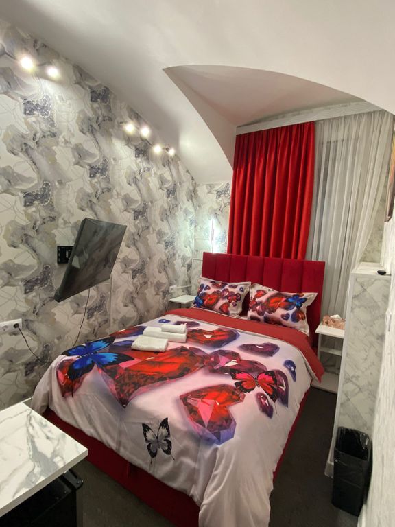 Империя Gold — Двухместный номер с 1 кроватью стандарт с собственной ванной комнатой и телевизором Смарт ТВ