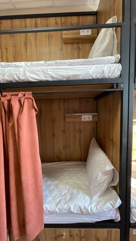 Центральный — Многоместный мужской номер кровать (нижний ярус) 8-ми местный мужской номер