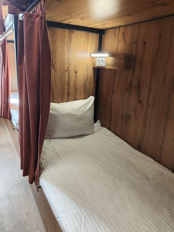 Центральный — Многоместный женский номер кровать (верхний ярус) 6-ми местный женский номер