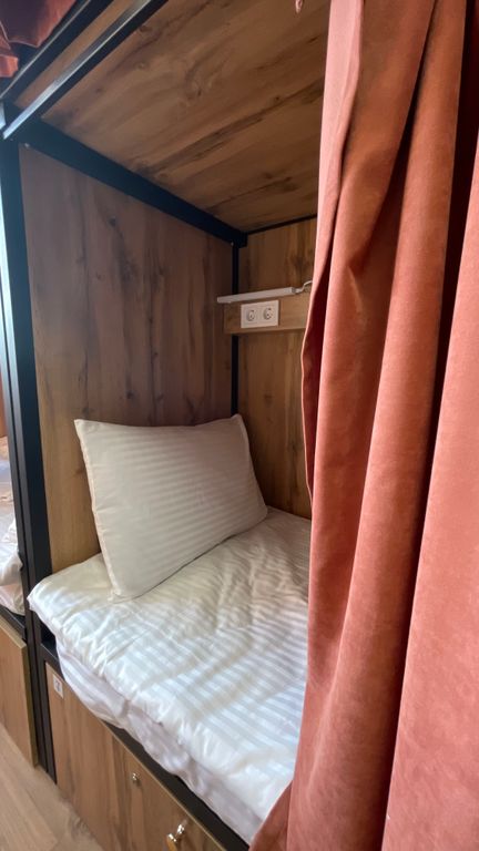 Центральный — Многоместный женский номер кровать (нижний ярус) 6-ми местный