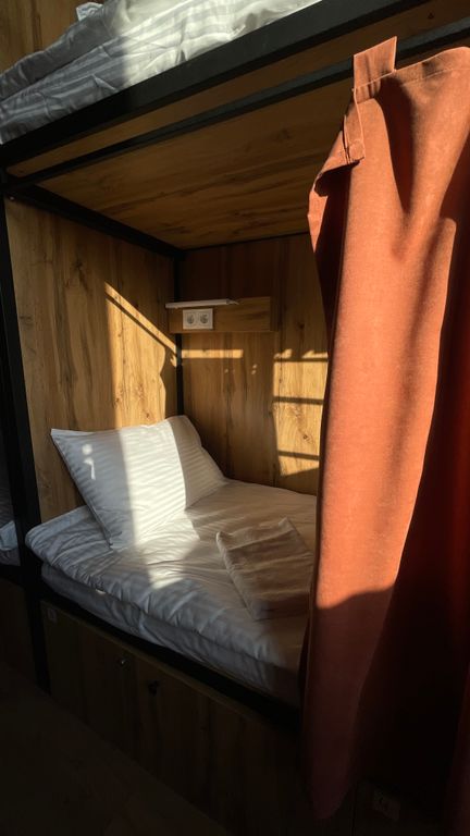 Центральный — Многоместный женский номер кровать (нижний ярус) 6-ми местный