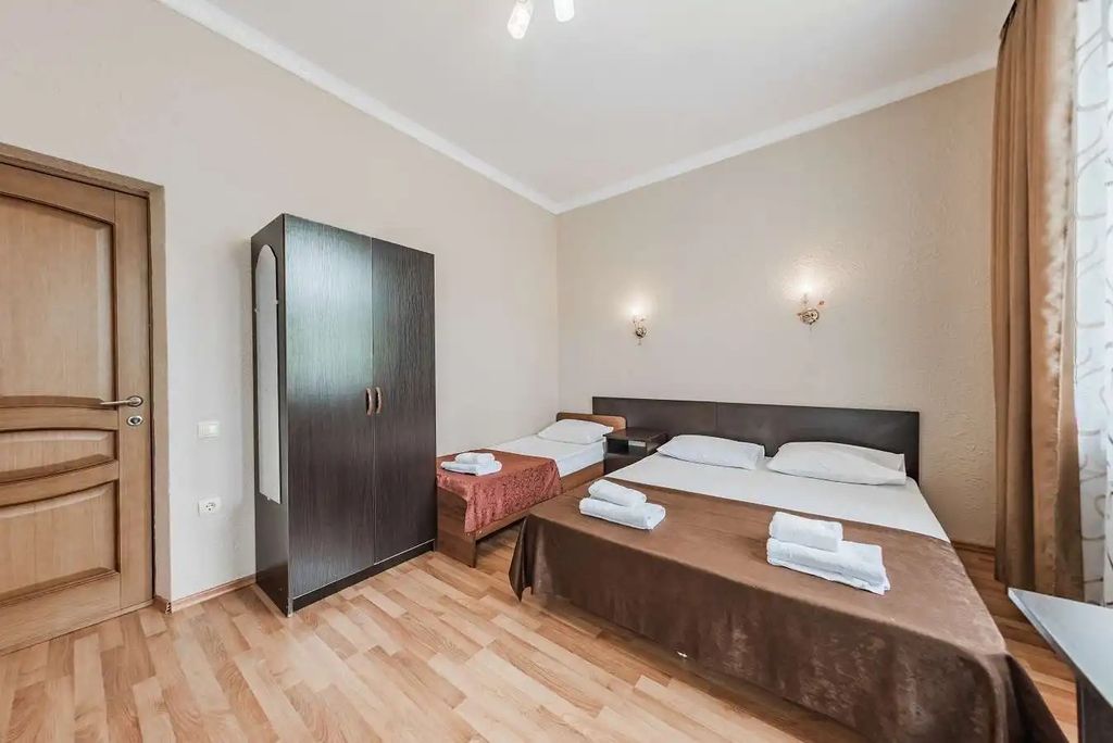 Бристоль — Трёхместный номер Делюкс с балконом