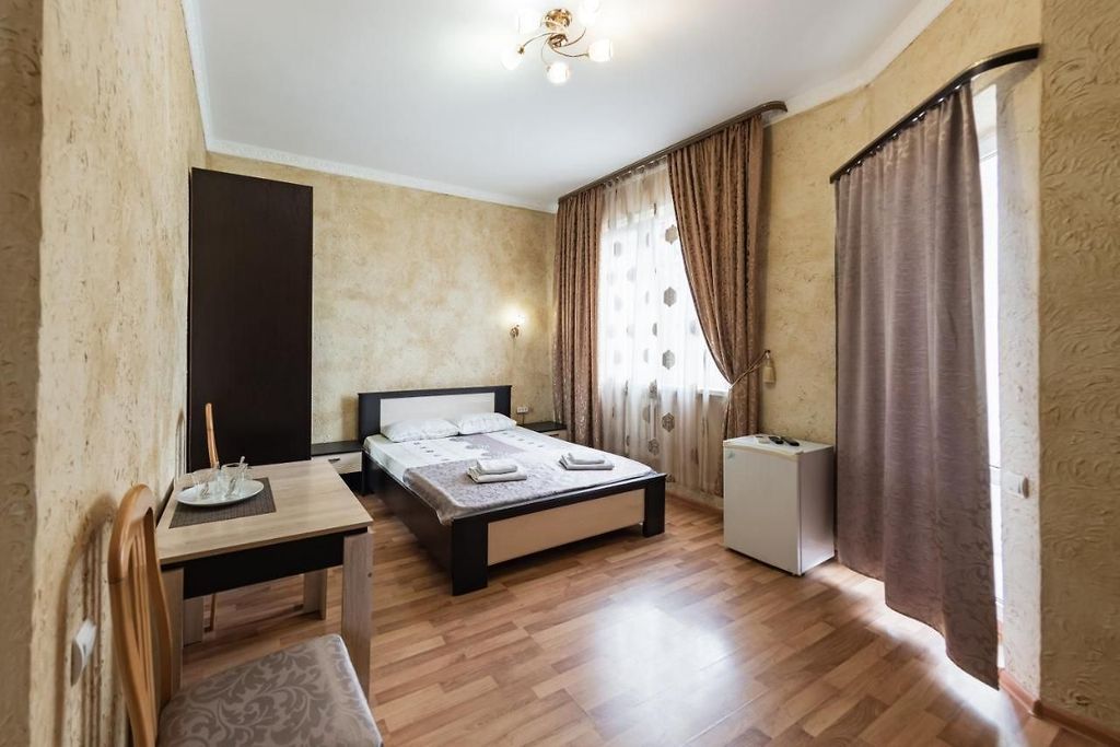 Бристоль — Четырёхместный номер Полулюкс с балконом