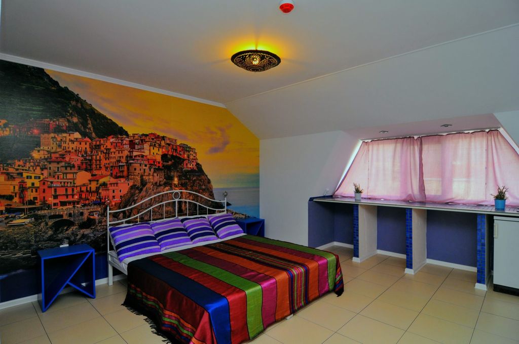 У Верблюжьих горбов — Трёхместный номер комната в мансарде Город