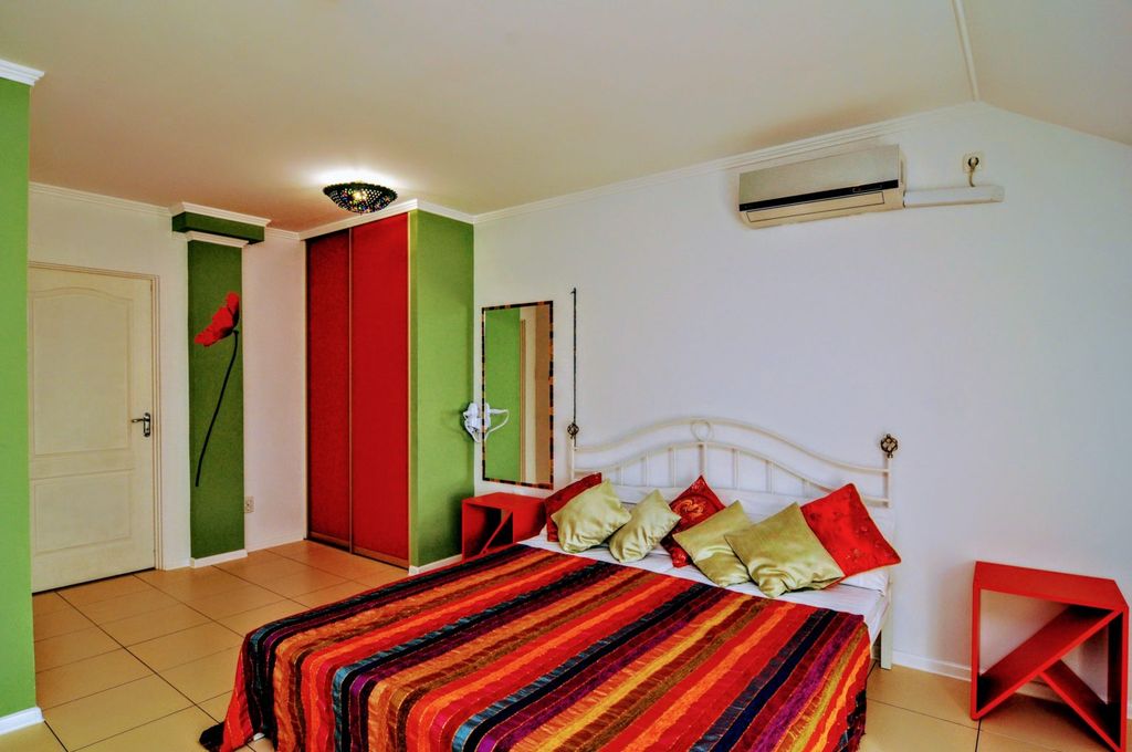 У Верблюжьих горбов — Трёхместный номер в мансарде Маки 2