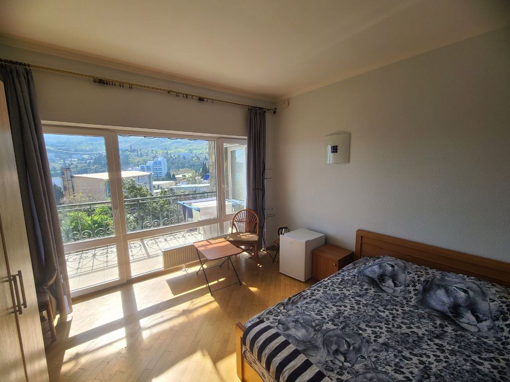 Каменная Крепость — Четырёхместный номер улучшенный с видом на море