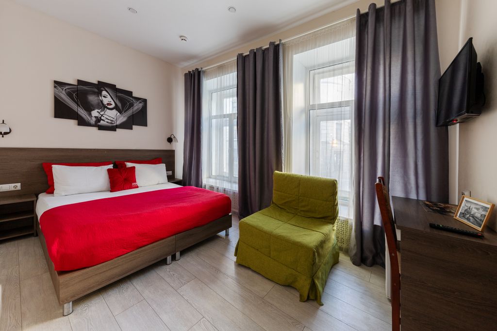 Республика — Трёхместный номер улучшенный с одной большой кроватью и диваном