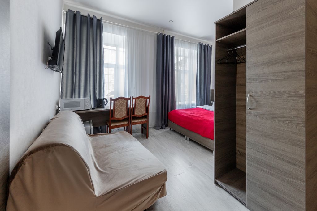 Республика — Четырёхместный номер улучшенный с кроватью и диваном