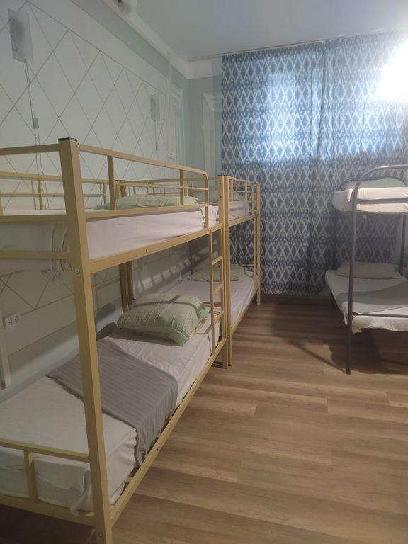 Дом — Многоместный мужской номер эконом (душ/туалет общий)