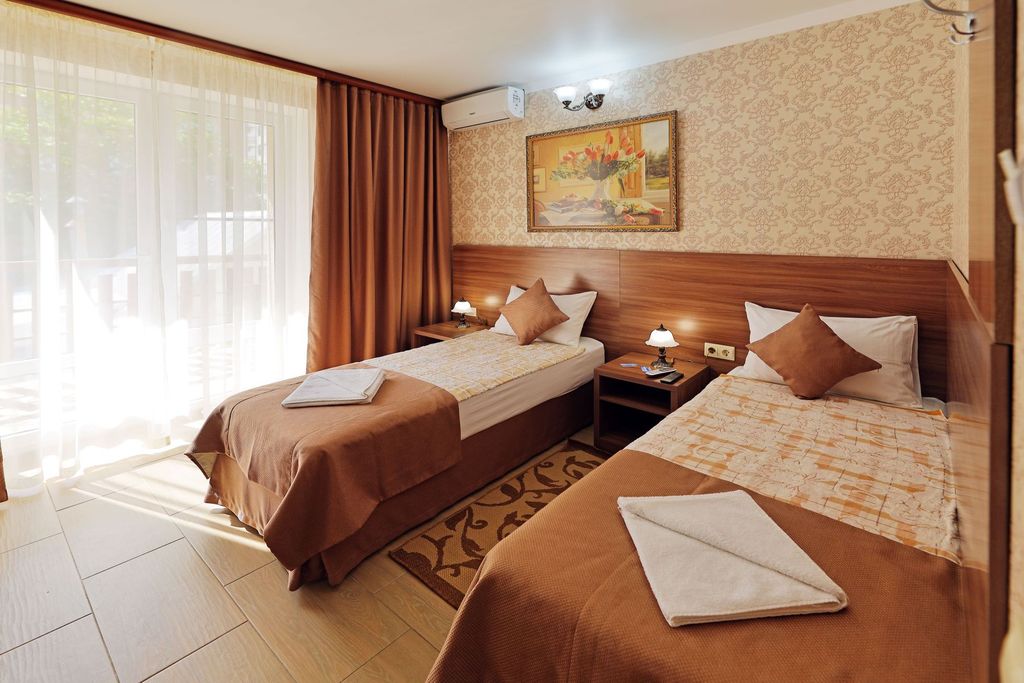 Лорис — Двухместный номер с 2 отдельными кроватями с балконом