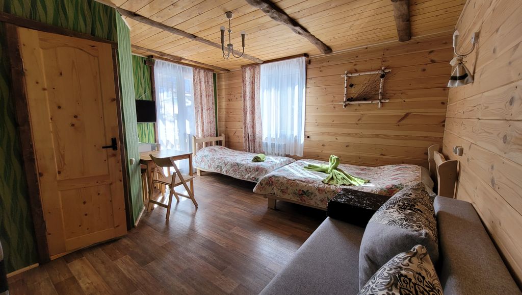 "Усадьба Жар-птица" — Трёхместный номер улучшенный с видом на горы