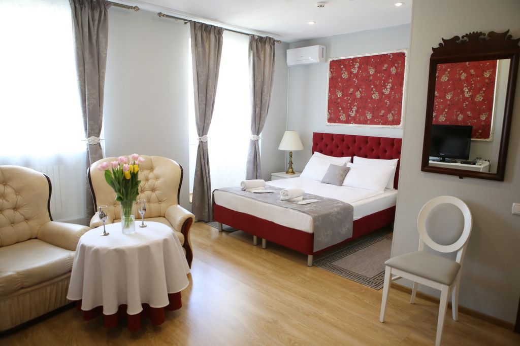 N-House — Четырёхместный номер делюкс с большой кроватью, диваном и балконом