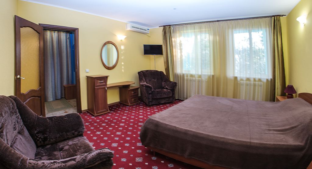 Изумрудный — Семейный номер Двухкомнатный семейный номер в Основном корпусе