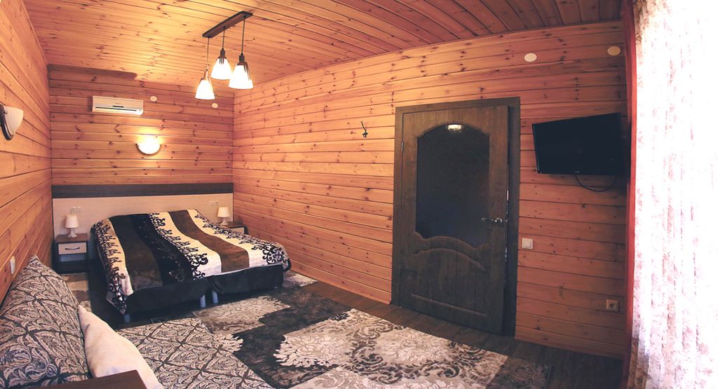 Изумрудный — Семейный номер Двухкомнатный номер в домашнем корпусе