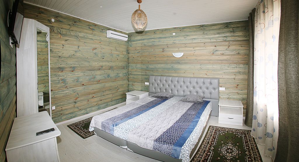 Изумрудный — Семейный номер Двухкомнатный номер с террасой в Домашнем корпусе