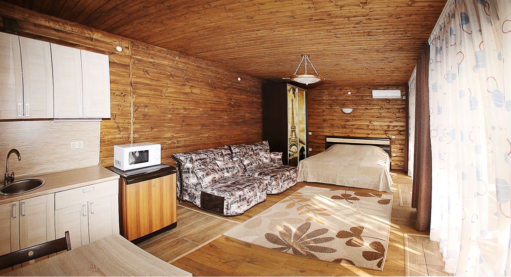 Изумрудный — Семейный номер номер-студия Дуплекс 1 этаж с летней кухней