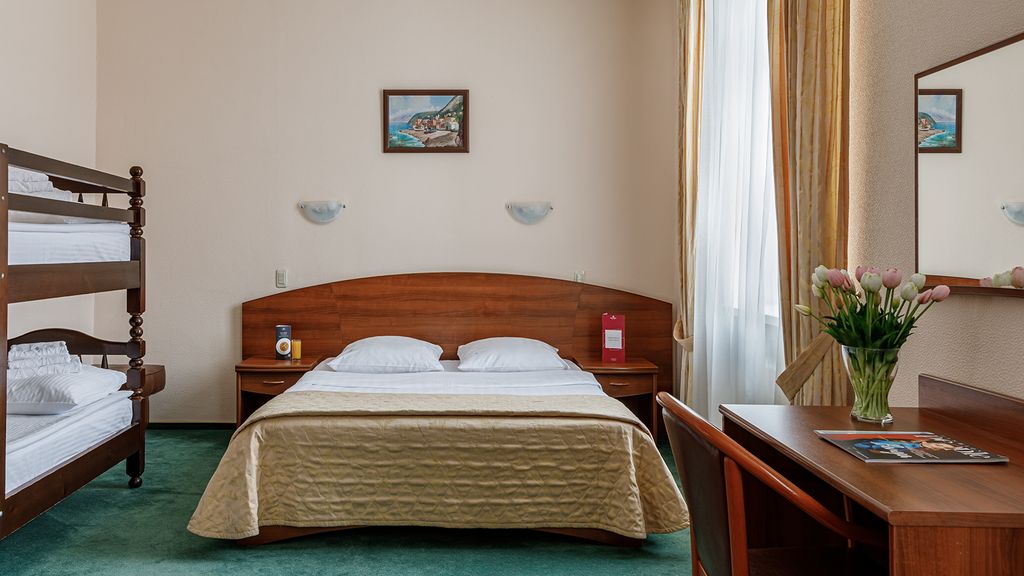 Максима Заря — Семейный номер четырёхместный