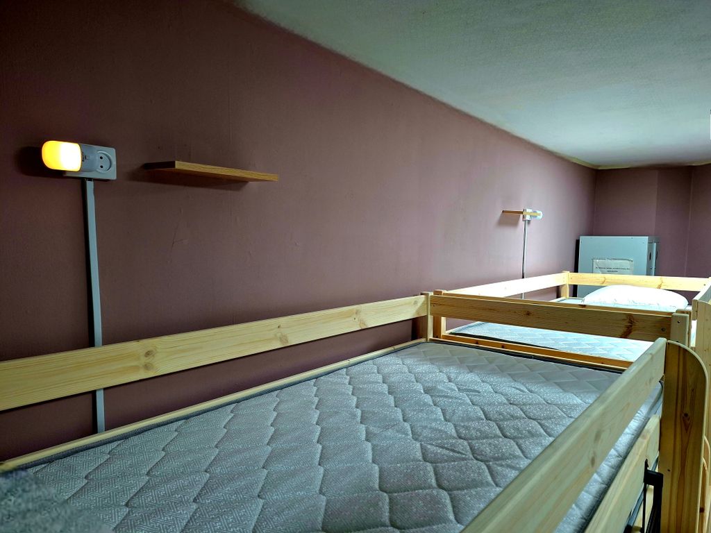 Гости — Многоместный мужской номер 6-местный общий (верхние места)