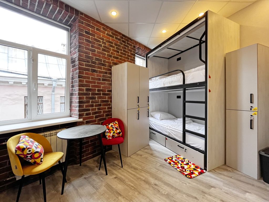 В Центре — Многоместный женский номер место в 8-местном женском номере