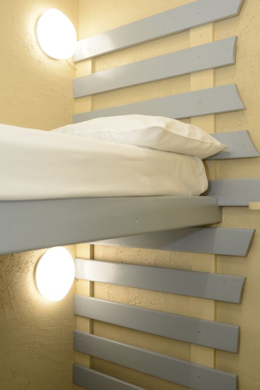 Арт Галактика — Двухместный номер с 2 отдельными кроватями капсула с общей ванной комнатой(двухъярусная кровать)