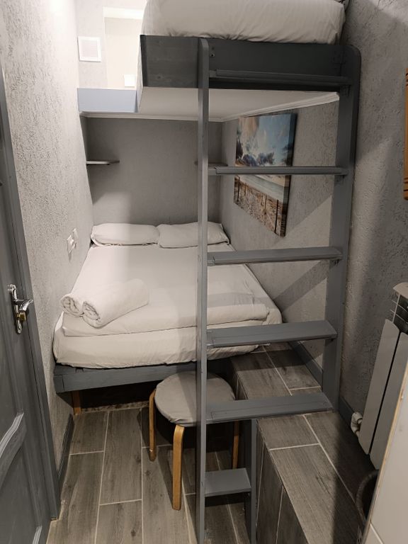 Арт Галактика — Трёхместный номер Трехместная капсула с душем (общий туалет)