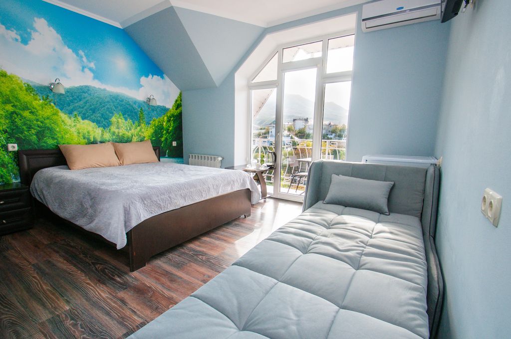 Килова гора — Трёхместный номер Делюкс с видом на горы и море с креслом кроватью