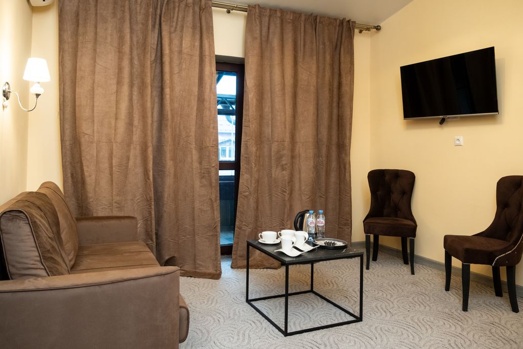 Дизайнерский Бутик-отель Любови Орловой — Семейный номер люкс с видом на город