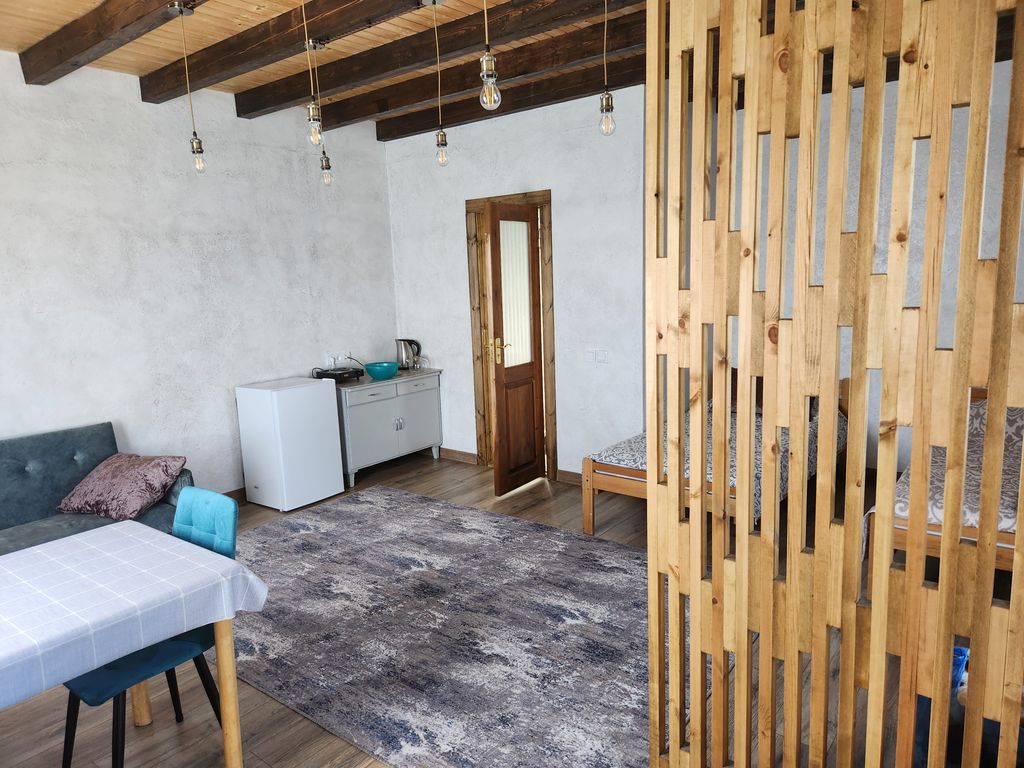 Kray house — Трёхместный номер стандарт с видом на горы