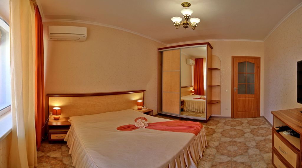 Вилла Алина — Четырёхместный номер двухкомнатный с балконом