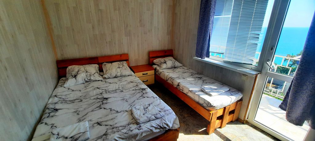 Дубовая роща — Четырёхместный номер эконом с видом на море