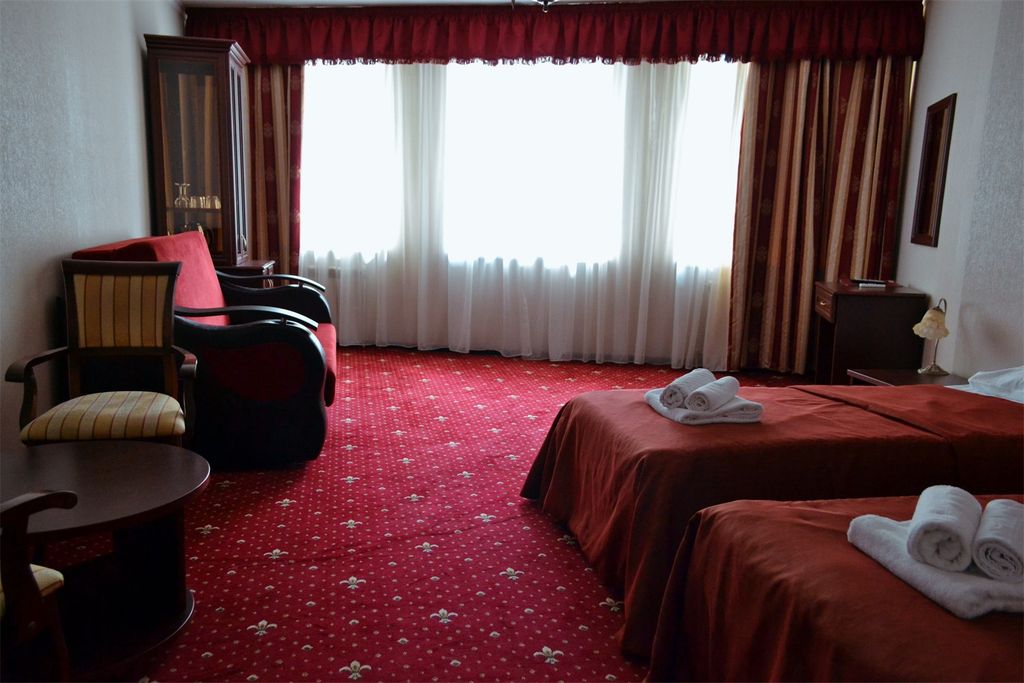 Эрмитаж — Трёхместный номер с 2-мя кроватями и диваном