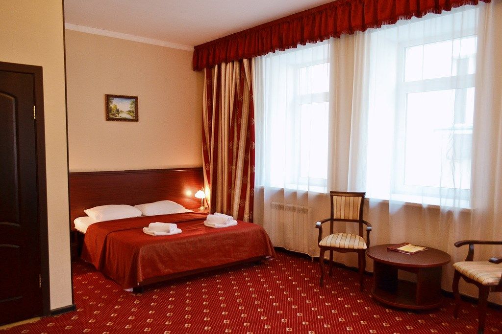 Эрмитаж — Семейный номер с одной большой кроватью и диваном