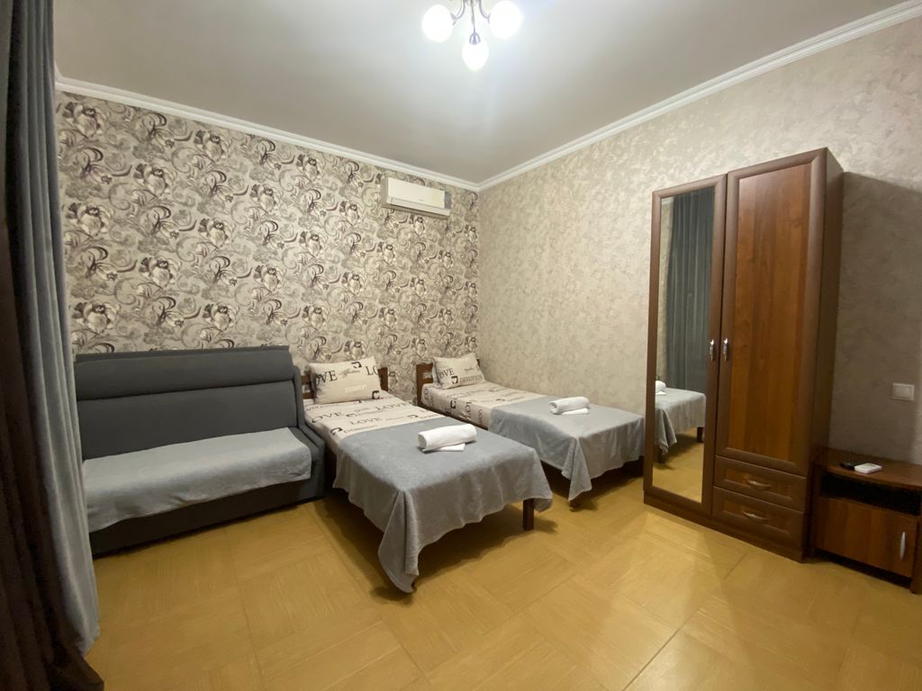 Антонина — Трёхместный номер с 2 кроватями и раскладным диваном