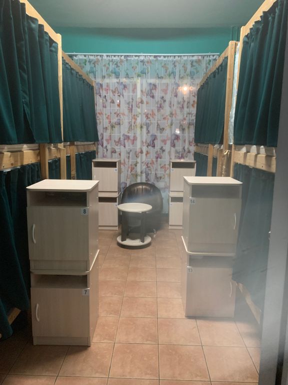 Макс — Многоместный мужской номер 8-ми местная  комната для мужчин