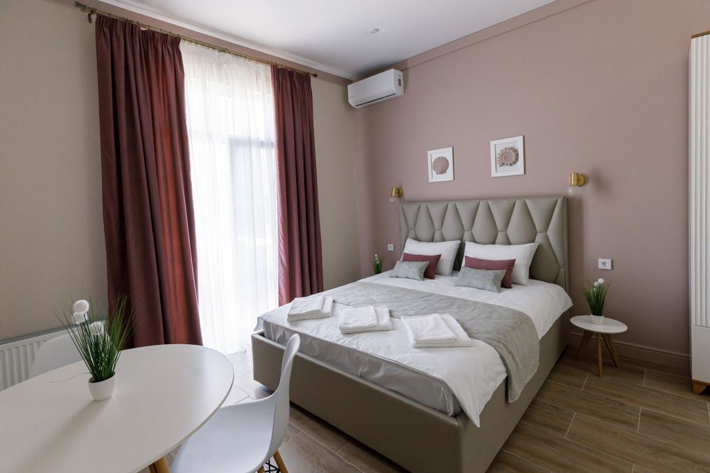 Наутикус — Трёхместный номер улучшенный с видом на горы