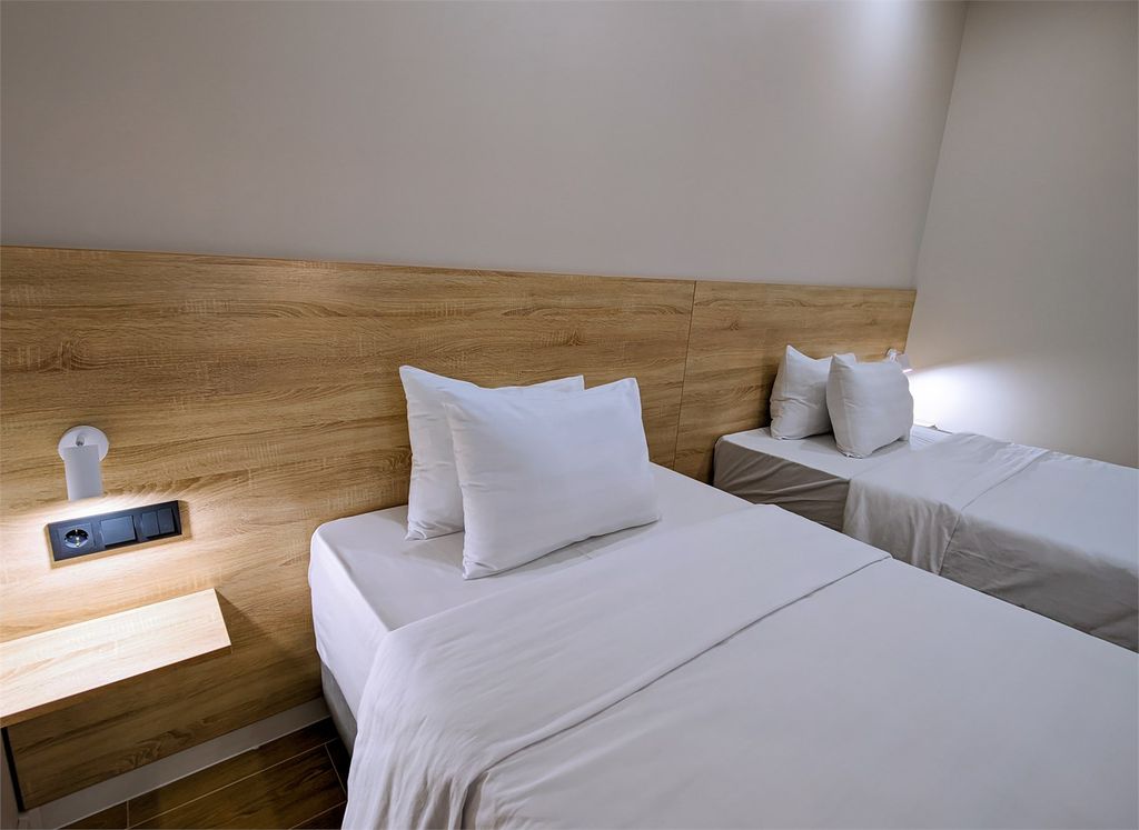 Фешин — Четырёхместный номер полулюкс с балконом