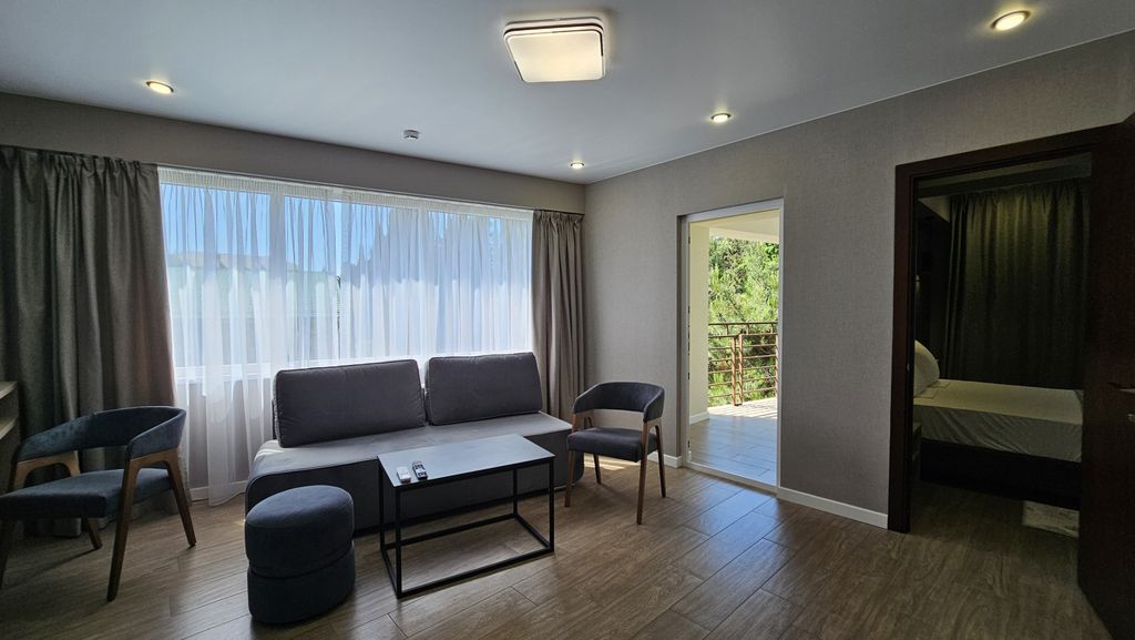 Бристоль — Четырёхместный номер Делюкс Двухкомнатный