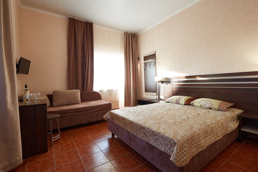 Ультрамарин — Трёхместный номер улучшенный с балконом и видом на море