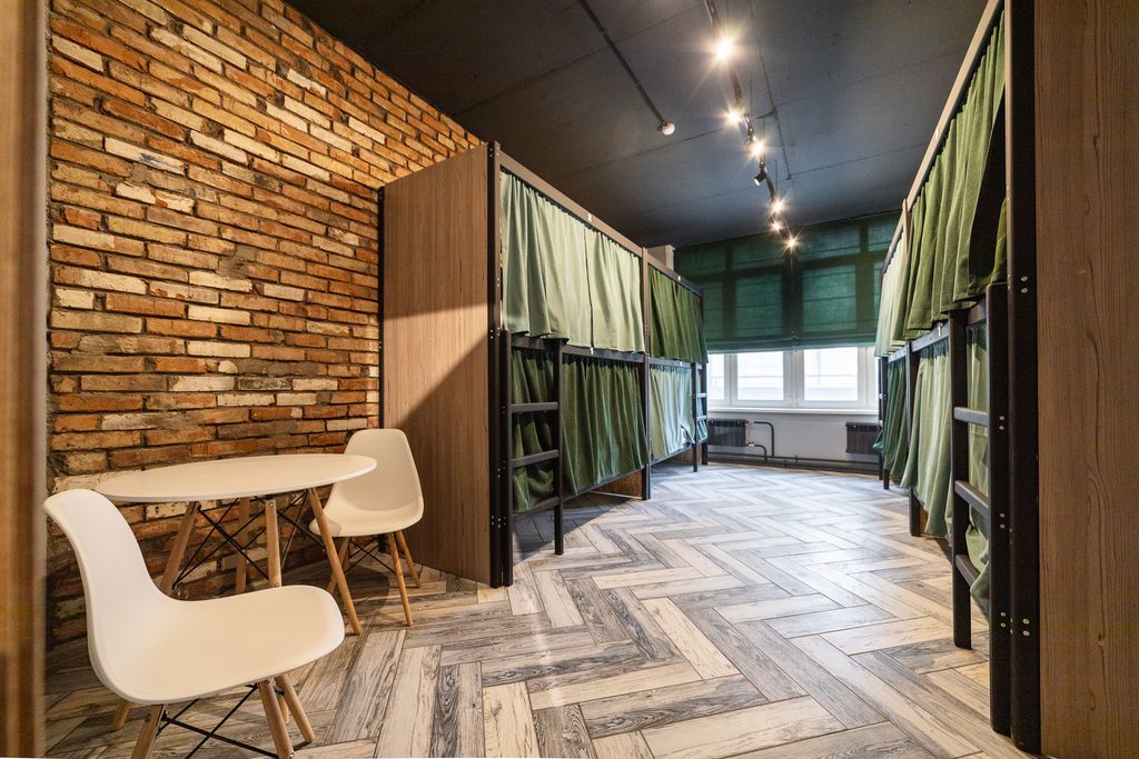 Хостел и Точка — Многоместный женский номер для женщин (8 мест) верхнее место