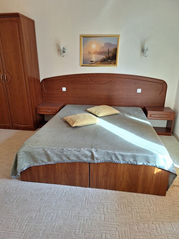 Зеленый рай — Семейный номер улучшенный с видом на город