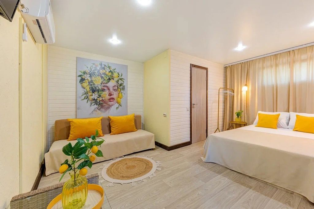 Милана №2 — Трёхместный номер Лимонный