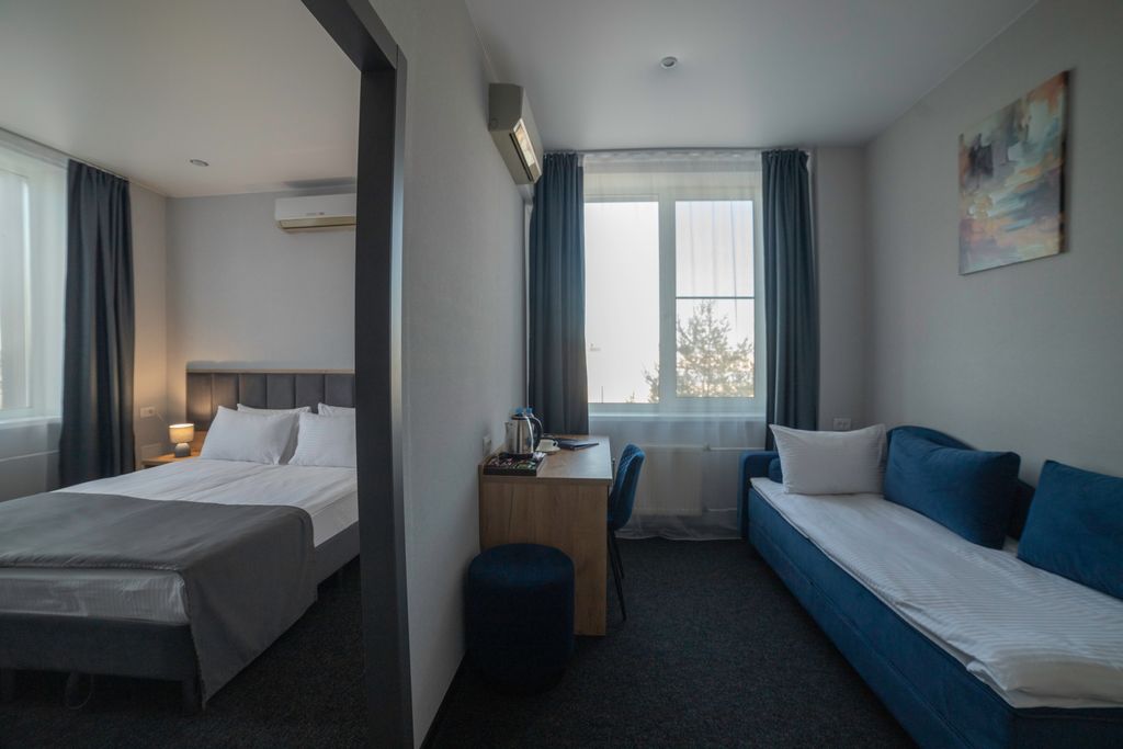 Орион — Семейный номер двухкомнатный номер с двуспальной кроватью и диваном