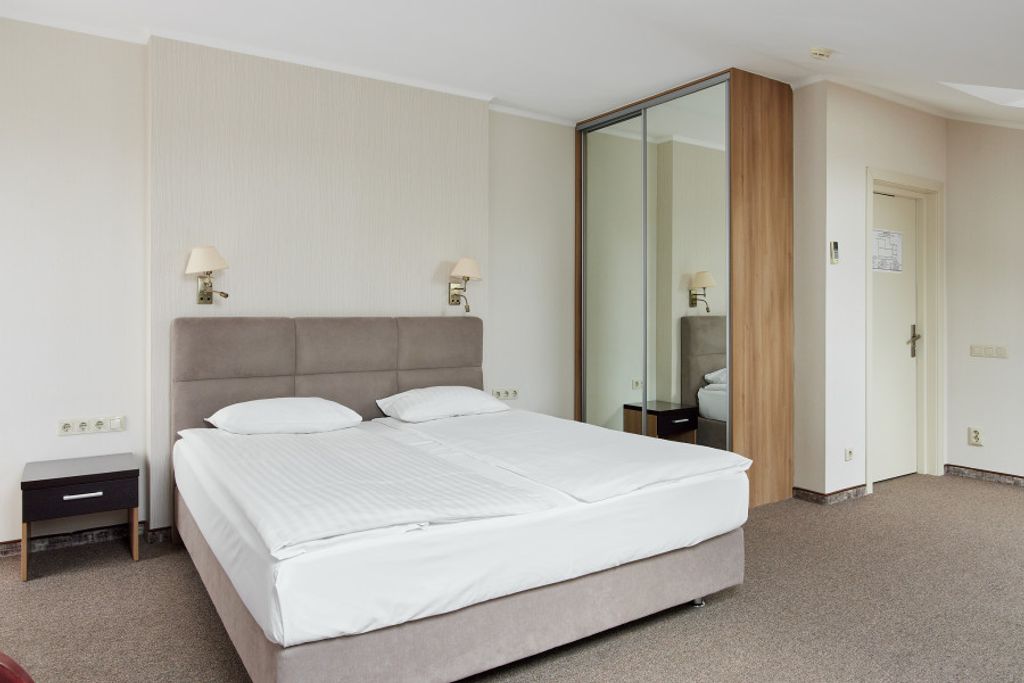 Кристалл — Двухместный номер с 1 кроватью однокомнатный,  улучшенный мансардный, 1 категории