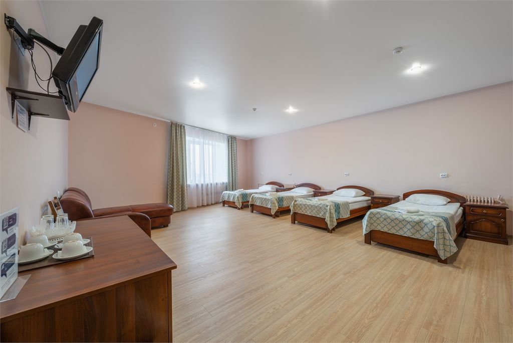 Норд — Семейный номер с четырьмя кроватями и диваном