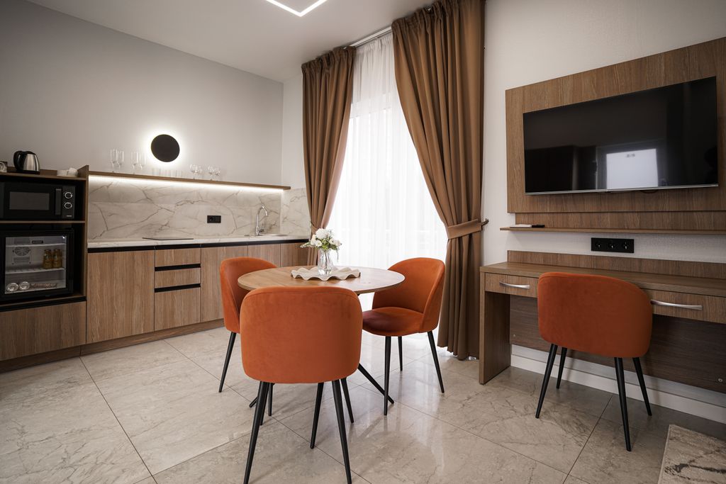 BlissPark — Трёхместный номер улучшенный с видом на город