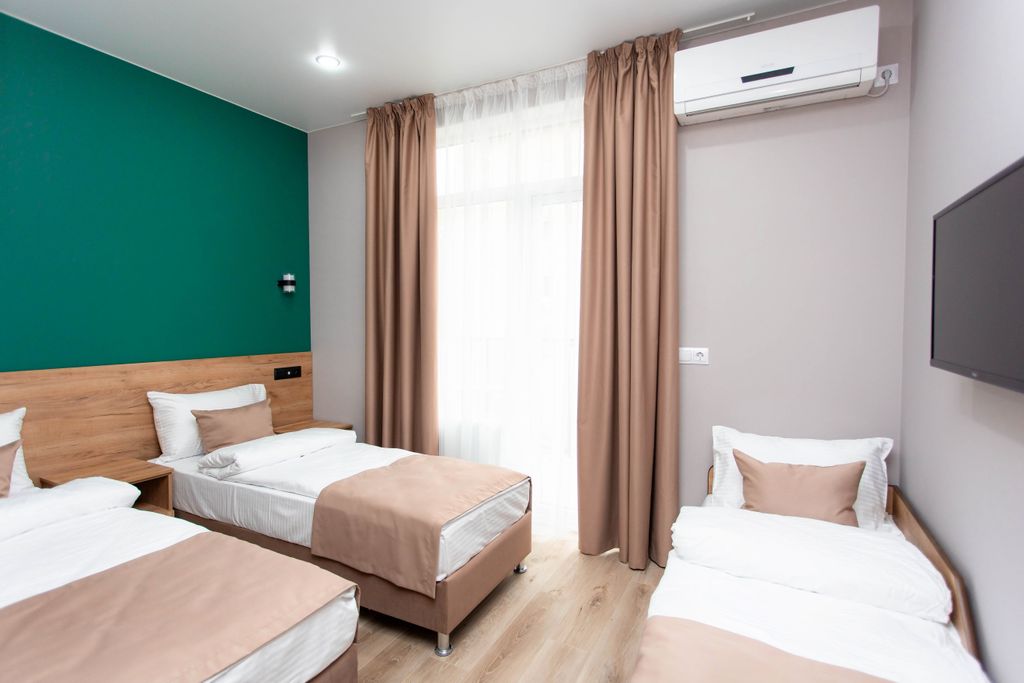 Карс Делюкс — Двухместный номер с 2 отдельными кроватями улучшенный двухместный номер с доп. местом и большим балконом