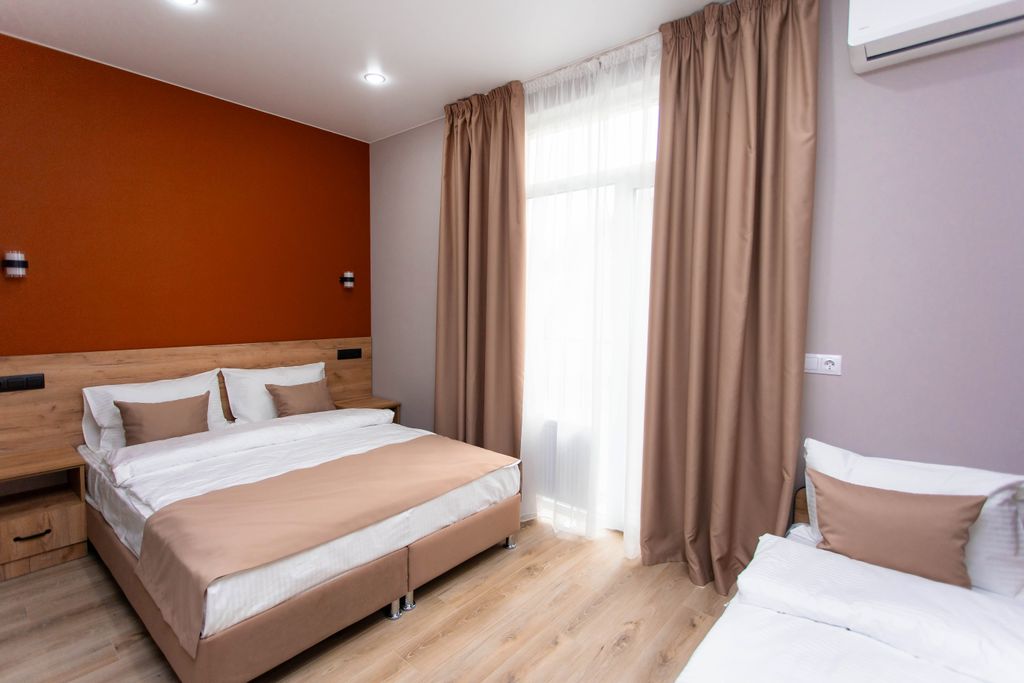 Карс Делюкс — Трёхместный номер улучшенный трёхместный номер с 2 французскими балконами